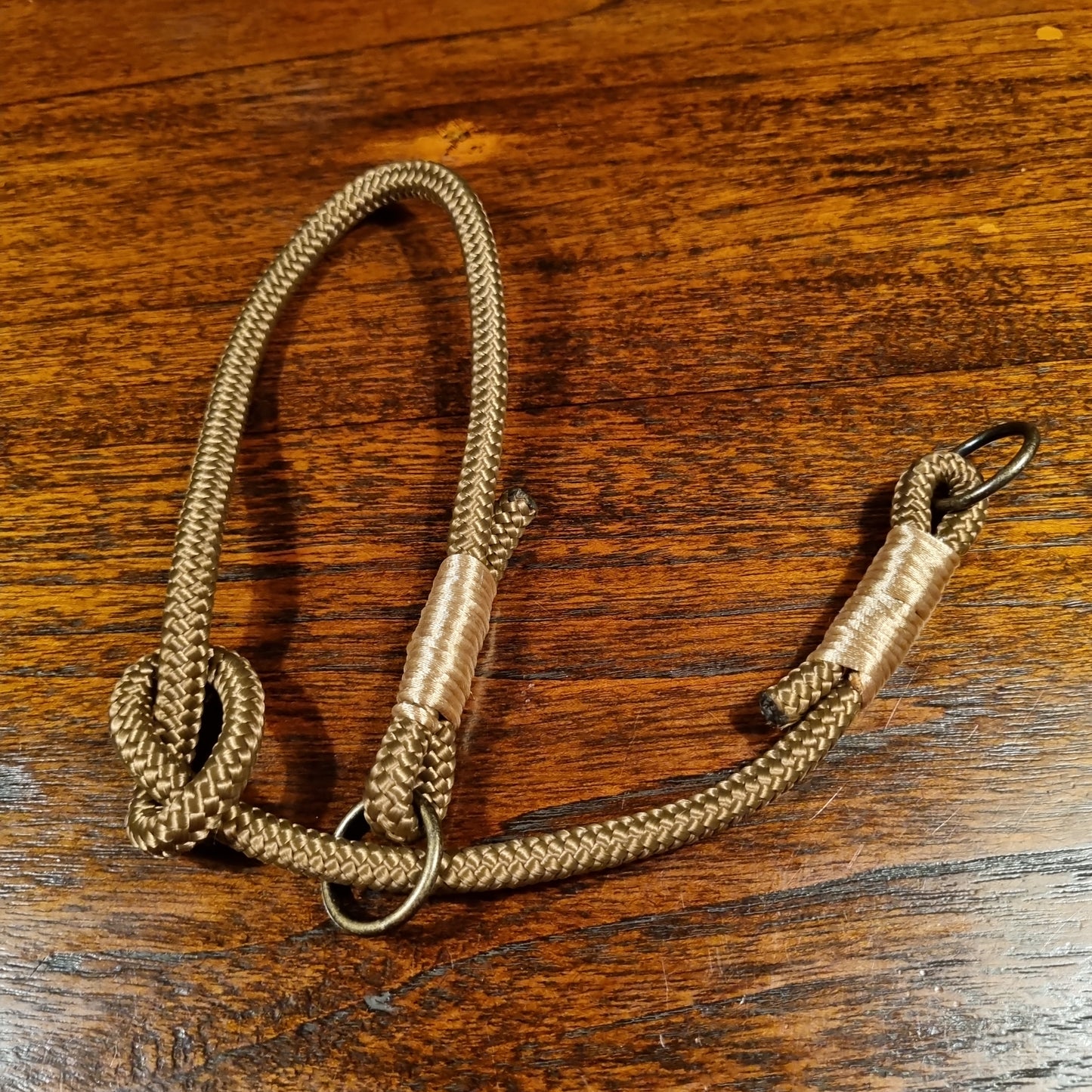 Halsband bruin slip